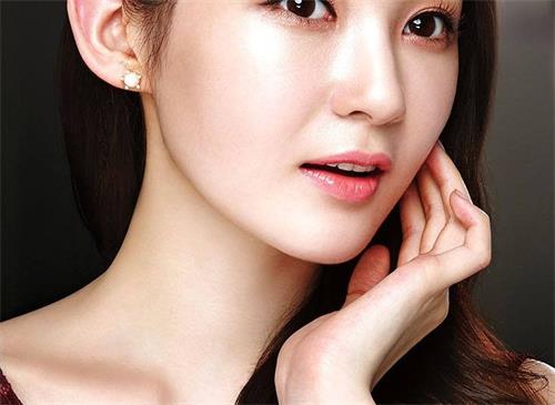 玻尿酸隆鼻出现后遗症