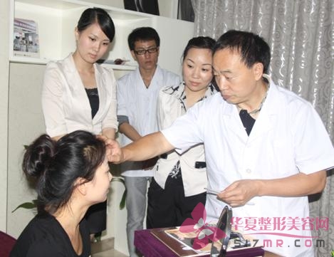 “北鼻王”谢常礼现场给爱美者检查