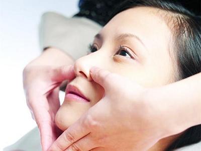 外伤性的歪鼻畸形