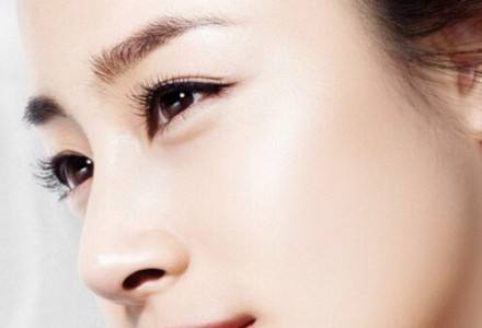 硅胶隆鼻术需要多少钱？