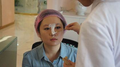 涂麻醉膏，以减轻注射时的疼痛感