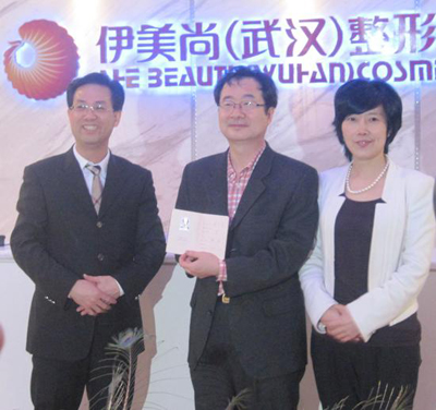 郑东学教授，和张明（伊美尚总裁）、姜琳（伊美尚副总裁）合影