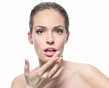 女子隆鼻后鼻子太假 不敢外出见人