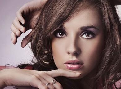 英国妞钟爱东方式美鼻 千里赴榕求整形