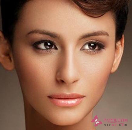 多名女子注射隆鼻后问题频发 祸起美容院