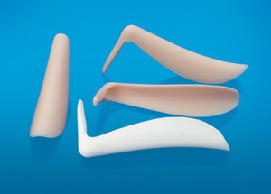 用硅胶假体隆鼻易穿孔外露